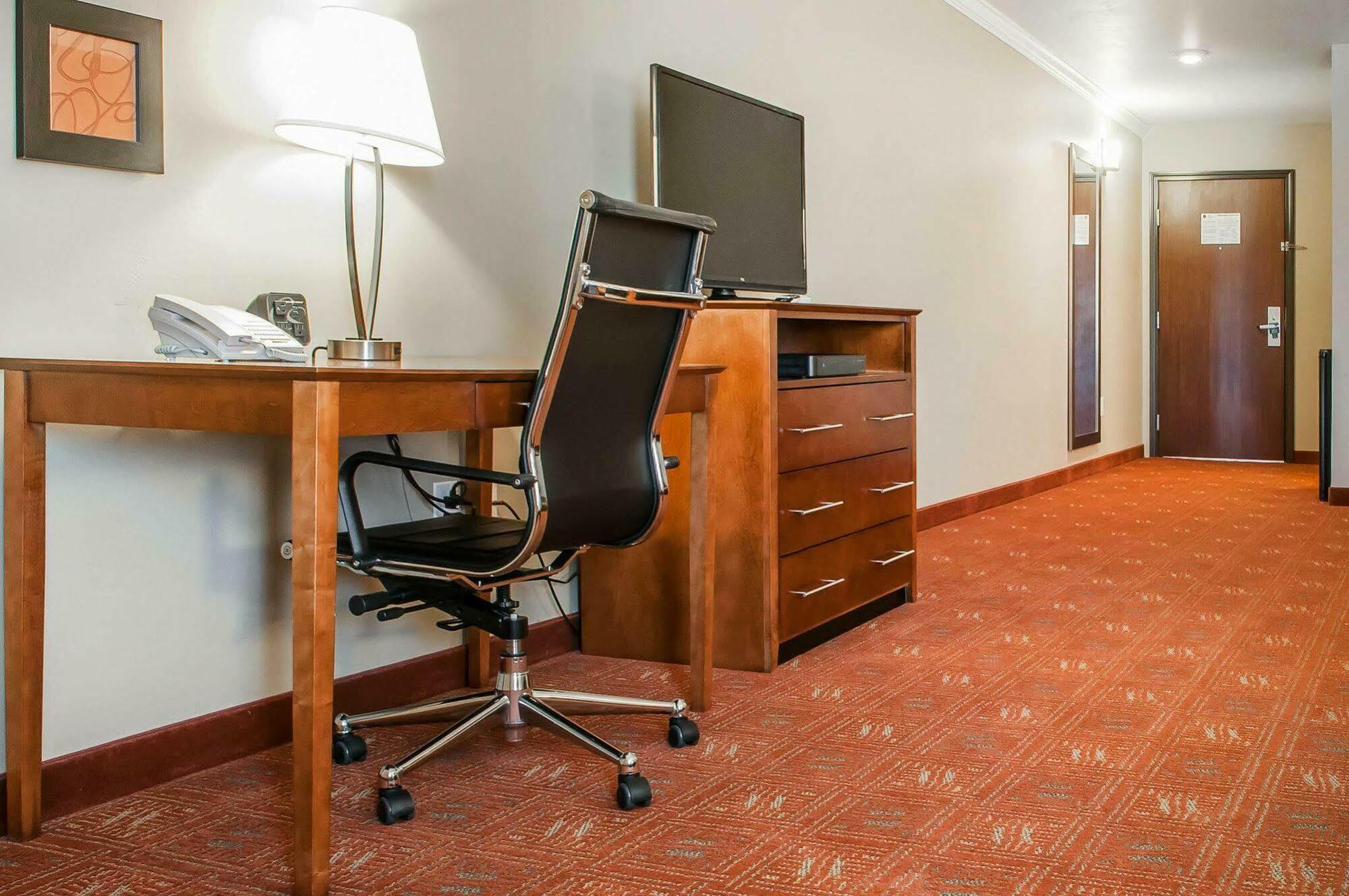 Comfort Suites Farmington Bagian luar foto